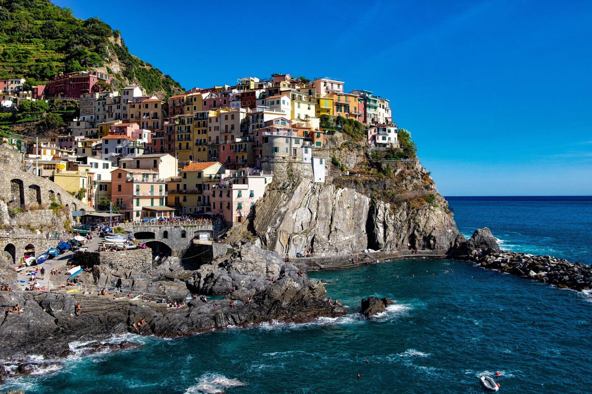 beautiful-shot-colorful-apartment-buildings-rocky-hill-seashore-blue-sky beautiful-shot-colorful-apartment-buildings-rocky-hill-seashore-blue-sky
