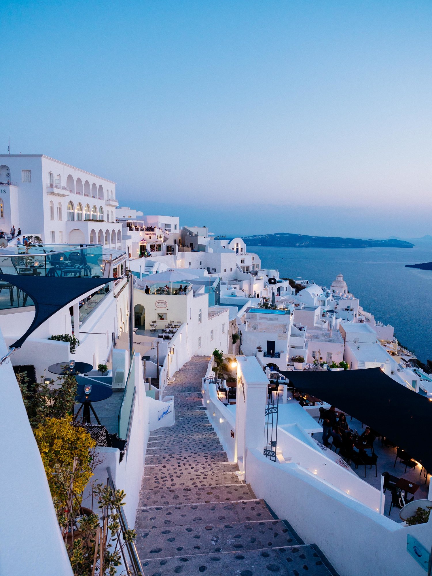 vertical-high-angle-shot-white-buildings-santorini-greece vertical-high-angle-shot-white-buildings-santorini-greece